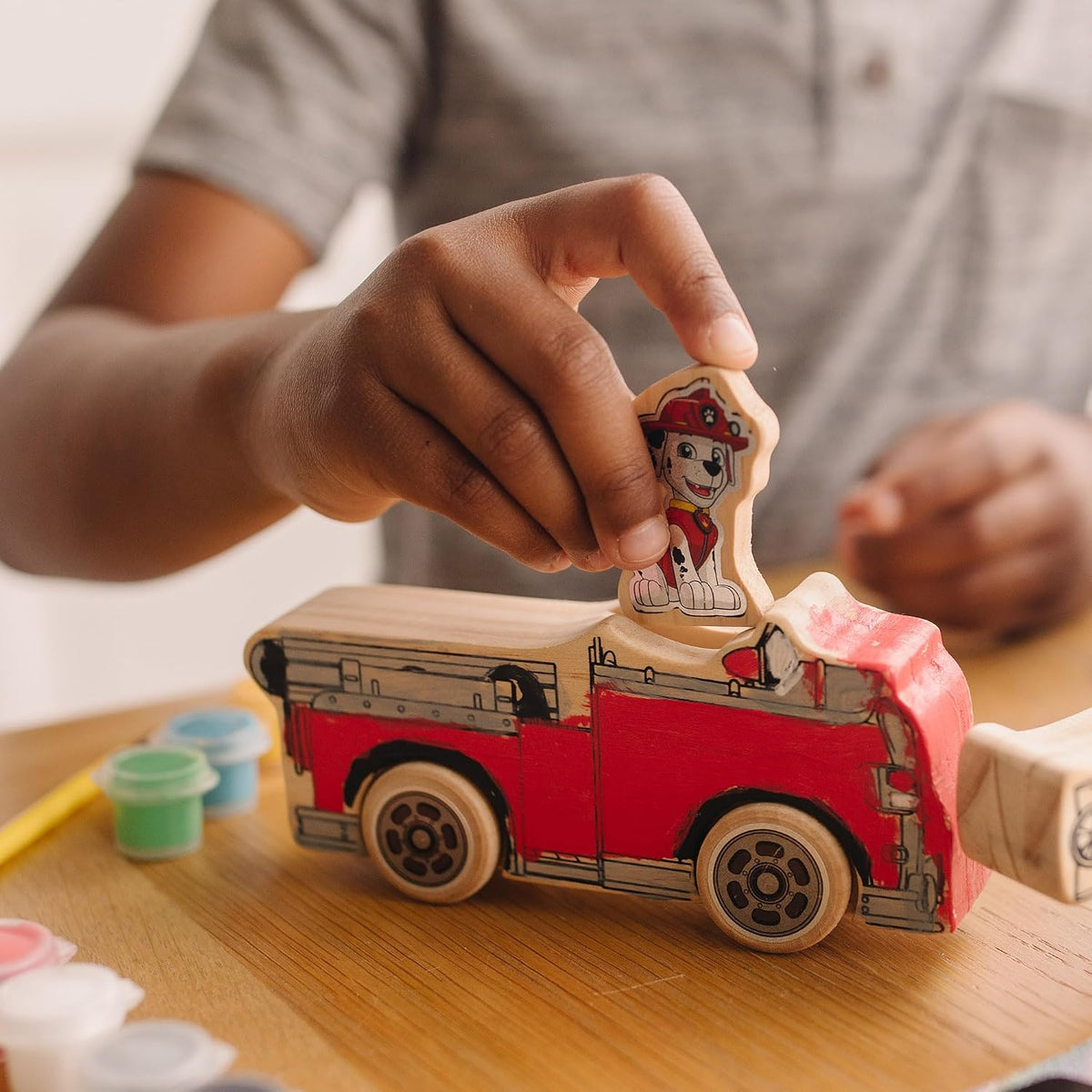 Melissa & Doug Juego de manualidades de vehículos de madera de Paw Patrol