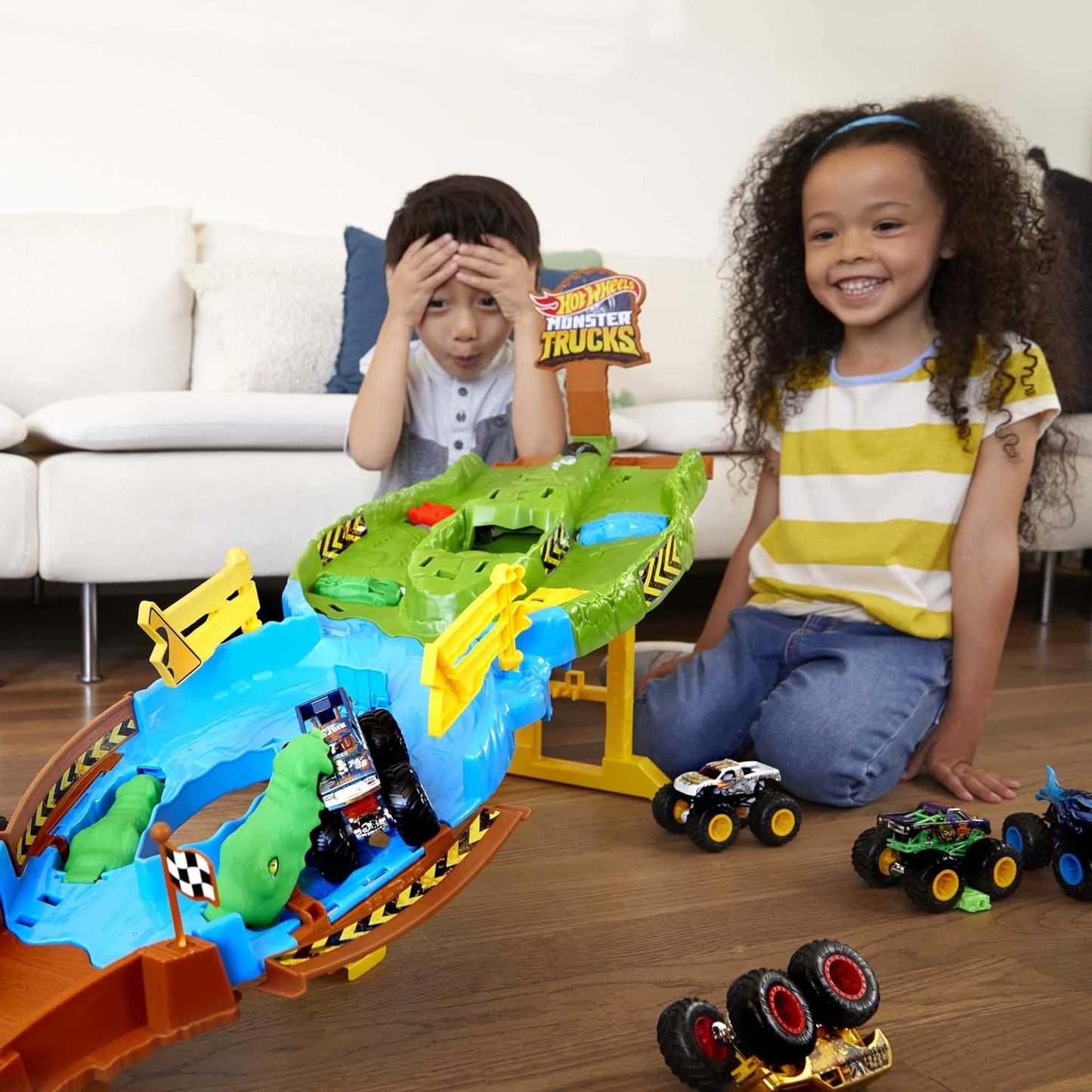 Hot Wheels® Monster Trucks Wreckin' Raceway