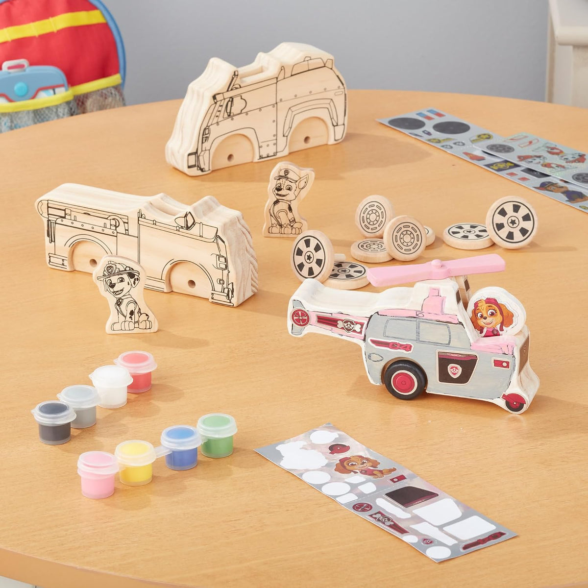 Melissa & Doug Juego de manualidades de vehículos de madera de Paw Patrol